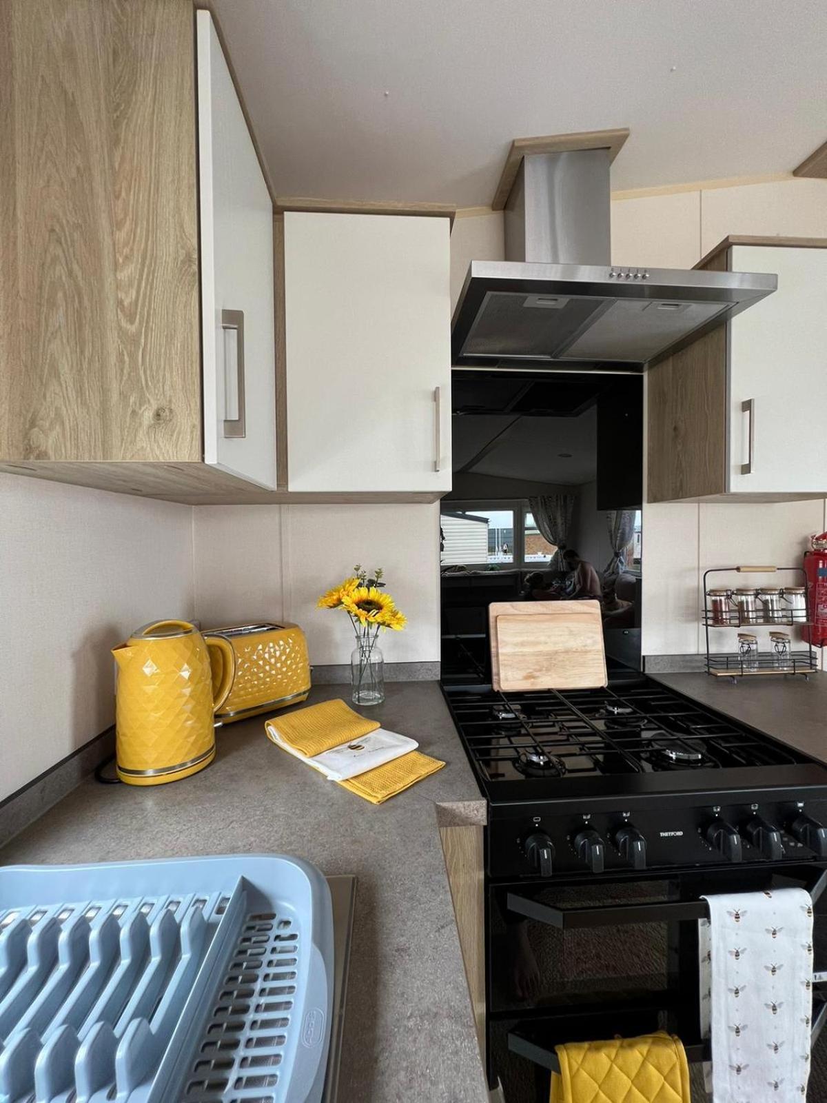 Luxurious Three Bedroom Caravan Jaywick Sands Экстерьер фото
